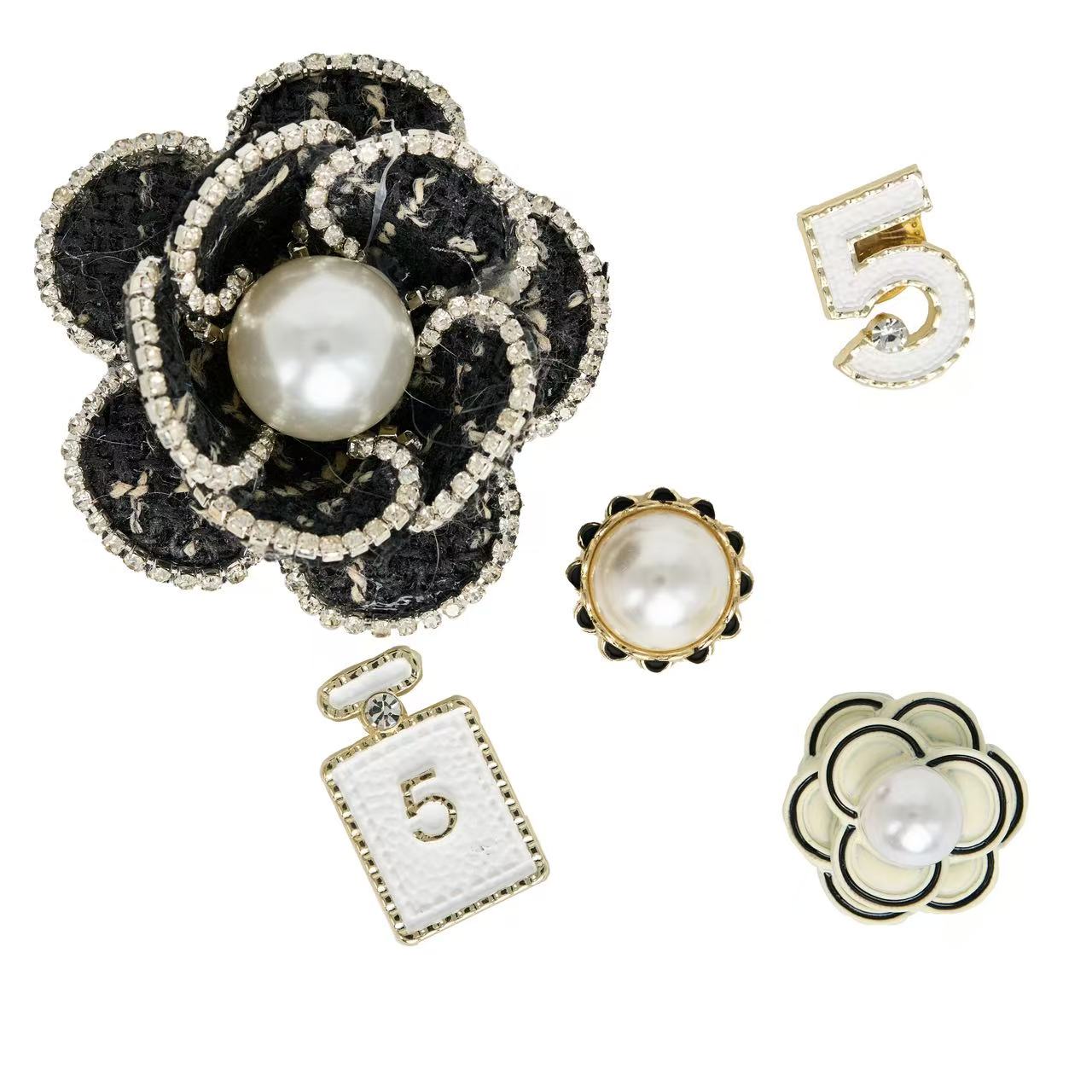 Tailory Luxe Black & Pearl Flower Charm Set